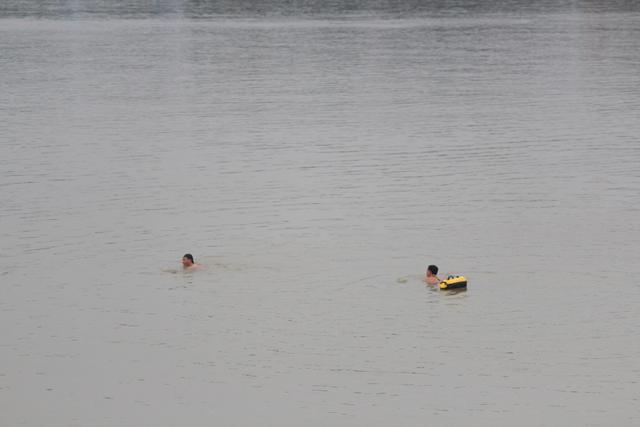 Hà Nội lạnh thấu xương, nhiều người vẫn vô tư ra sông Hồng ngụp lặn như giữa mùa hè